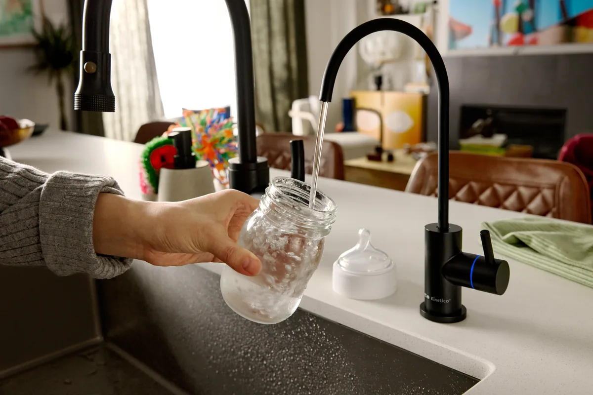 Un verre rempli au robinet de cuisine, campagne Kinetico