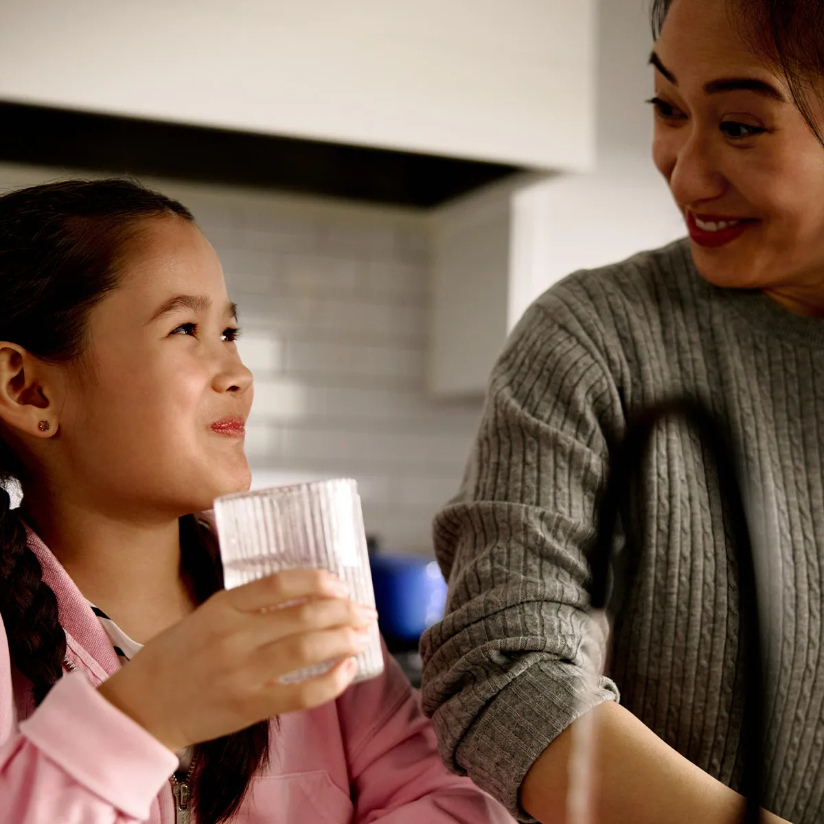 Une mère et sa fille avec un verre d’eau, campagne Kinetico